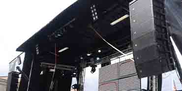 Imagen del escenario m�vil abierto con sistema de sonido en line array