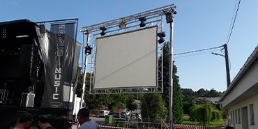 pantallas de retroproyecci�n sobre truss